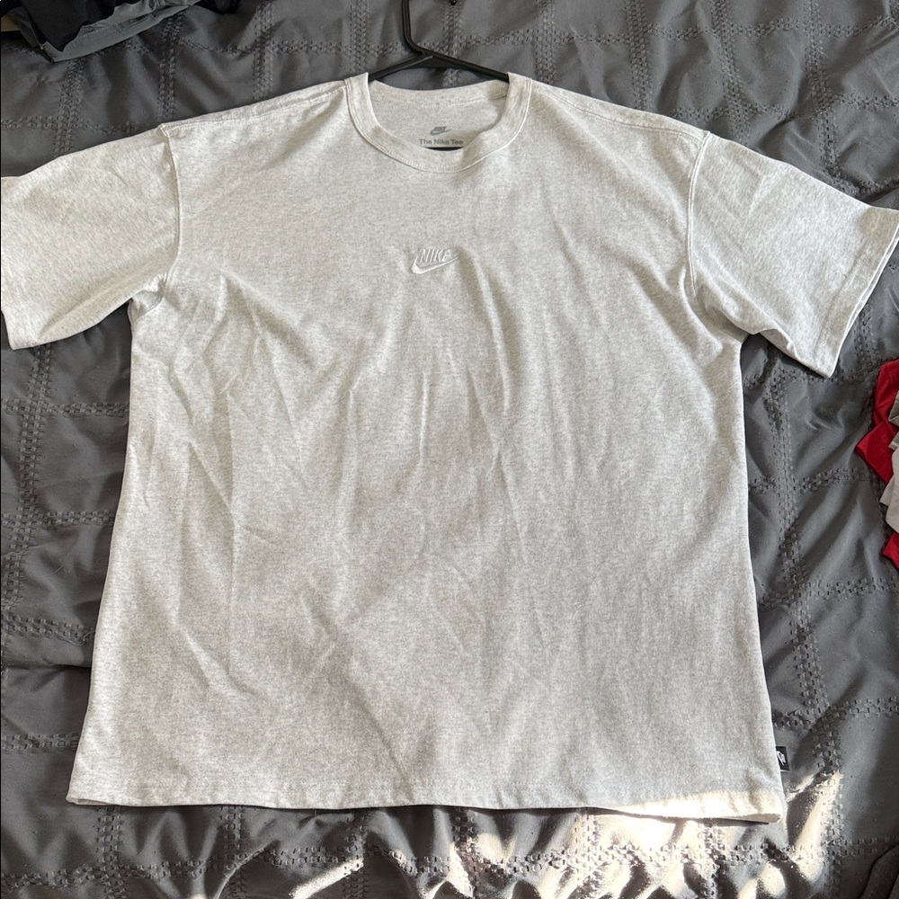 Nike Men's Light Gray Short Sleeve Tee